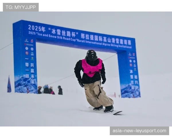国际高山滑雪赛：雪道险滩考验选手极限技术，高山滑雪障碍赛